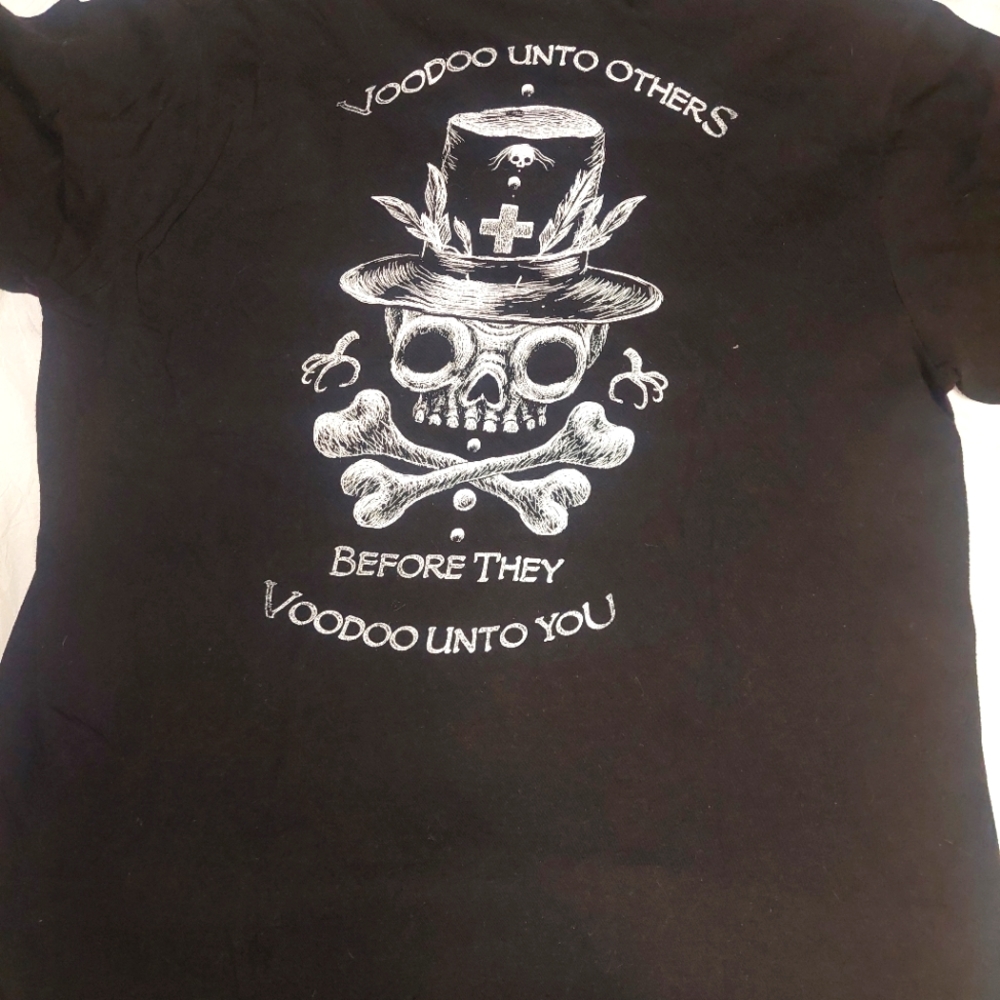 Black Men's Voodoo Skull with feathered top hat T-shirt